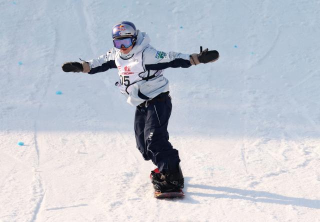 (251205) -- BEIJING, Dec. 5, 2025 (Xinhua) -- Ogiwara Hiroto of Japan reacts during the men's big air qualification at the FIS Snowboard World Cup in Beijing, China, Dec. 5, 2025. (Xinhua/Zhang Chenlin)