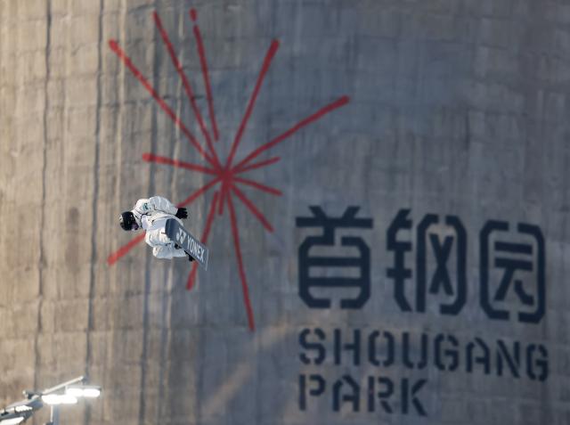 (251205) -- BEIJING, Dec. 5, 2025 (Xinhua) -- Kimura Yuto of Japan competes during the men's big air qualification at the FIS Snowboard World Cup in Beijing, China, Dec. 5, 2025. (Xinhua/Zhang Chenlin)