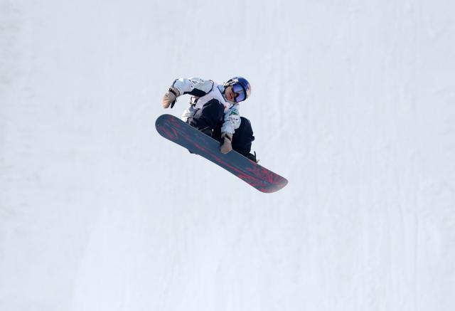 (251205) -- BEIJING, Dec. 5, 2025 (Xinhua) -- Ogiwara Hiroto of Japan competes during the men's big air qualification at the FIS Snowboard World Cup in Beijing, China, Dec. 5, 2025. (Xinhua/Zhang Chenlin)