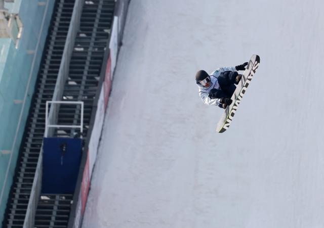 (251205) -- BEIJING, Dec. 5, 2025 (Xinhua) -- Miyamura Yuto of Japan competes during the men's big air qualification at the FIS Snowboard World Cup in Beijing, China, Dec. 5, 2025. (Xinhua/Zhang Chenlin)