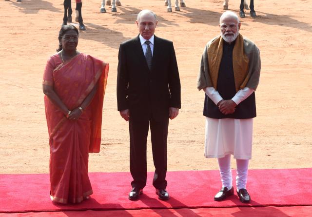 (251205) -- NEW DELHI, Dec. 5, 2025 (Xinhua) -- Russian President Vladimir Putin (C), Indian President Droupadi Murmu (L) and Indian Prime Minister Narendra Modi pose for a group photo during a welcome ceremony in New Delhi, India, Dec. 5, 2025. (Str/Xinhua)