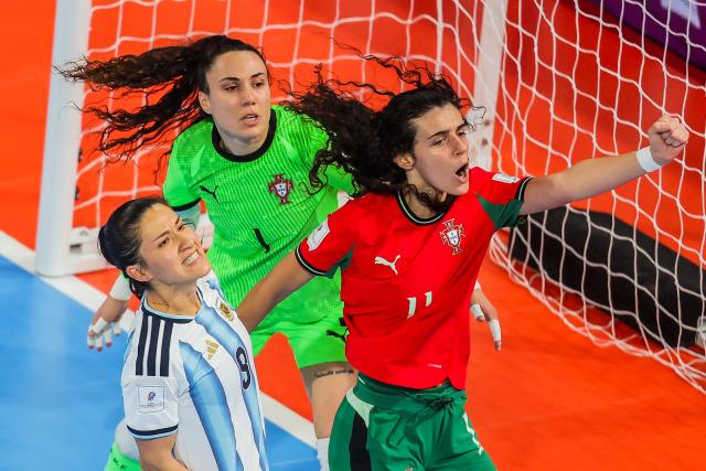 (251205) -- PASIG CITY, Dec. 5, 2025 (Xinhua) -- Goalkeeper Ana Catarina (C) and Carolina Pedreira (R) of Portugal react after blocking the goal attempt of Ana Ontiveros of Argentina during the semifinal match between Portugal and Argentina at the FIFA Futsal Women's World Cup 2025 in Pasig City, the Philippines, Dec. 5, 2025. (Xinhua/Rouelle Umali)
