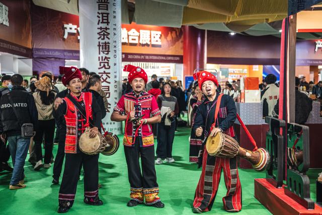 (251205) -- PU'ER, Dec. 5, 2025 (Xinhua) -- Performers sing songs of Wa ethnic group at the 2025 China (Pu'er) International Coffee Expo and Pu'er Tea Expo & Trade Fair in Pu'er, southwest China's Yunnan Province, Dec. 5, 2025. The three-day dual-expo event kicked off here on Friday, attracting over 100 enterprises from home and abroad. (Xinhua/Wang Guansen)