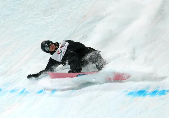 (251205) -- BEIJING, Dec. 5, 2025 (Xinhua) -- Yang Wenlong of China falls down during the men's big air qualification at the FIS Snowboard World Cup in Beijing, China, Dec. 5, 2025. (Xinhua/Zhang Chenlin)