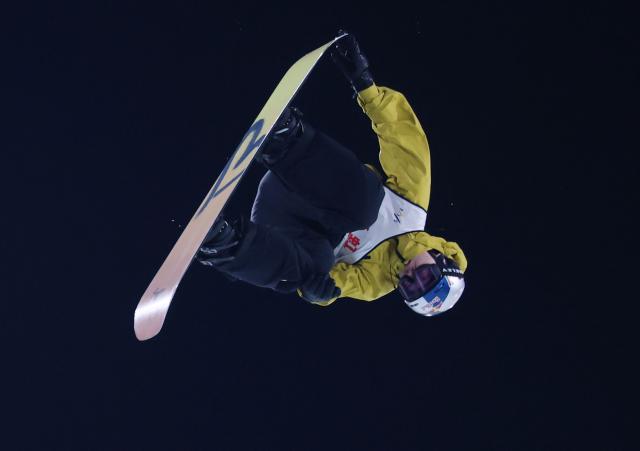 (251205) -- BEIJING, Dec. 5, 2025 (Xinhua) -- Su Yiming of China competes during the men's big air qualification at the FIS Snowboard World Cup in Beijing, China, Dec. 5, 2025. (Xinhua/Zhang Chenlin)