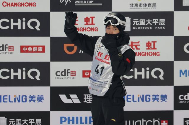 (251205) -- BEIJING, Dec. 5, 2025 (Xinhua) -- Liu Haoyu of China reacts during the men's big air qualification at the FIS Snowboard World Cup in Beijing, China, Dec. 5, 2025. (Xinhua/Zhang Chenlin)