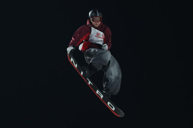 (251205) -- BEIJING, Dec. 5, 2025 (Xinhua) -- Zhao Yingxu of China competes during the men's big air qualification at the FIS Snowboard World Cup in Beijing, China, Dec. 5, 2025. (Xinhua/Zhang Chenlin)