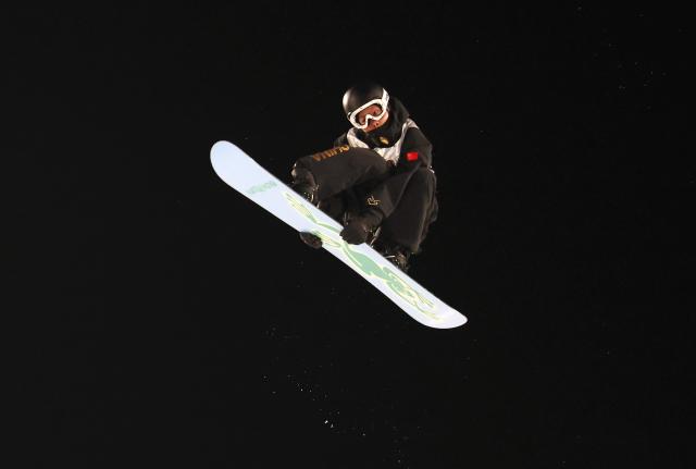 (251205) -- BEIJING, Dec. 5, 2025 (Xinhua) -- Liu Haoyu of China competes during the men's big air qualification at the FIS Snowboard World Cup in Beijing, China, Dec. 5, 2025. (Xinhua/Zhang Chenlin)