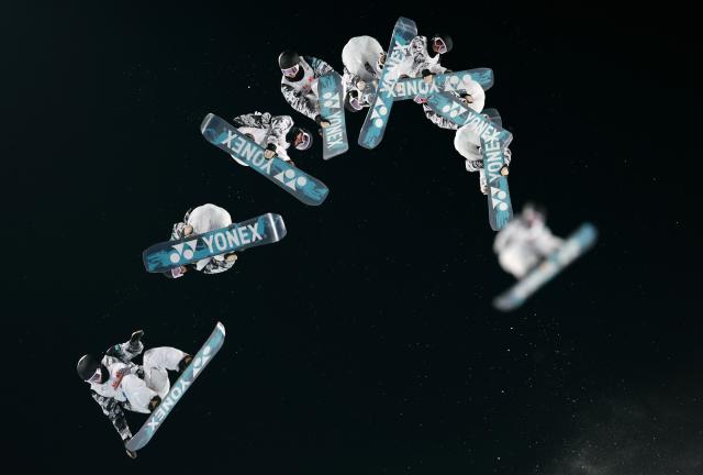 (251205) -- BEIJING, Dec. 5, 2025 (Xinhua) -- This multiple exposure photo shows Kimura Kira of Japan competing during the men's big air qualification at the FIS Snowboard World Cup in Beijing, China, Dec. 5, 2025. (Xinhua/Zhang Chenlin)