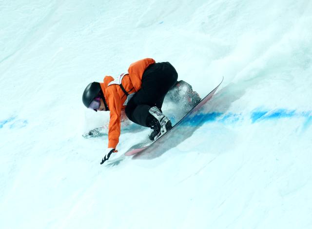 (251205) -- BEIJING, Dec. 5, 2025 (Xinhua) -- Jiang Xinjie of China competes during the men's big air qualification at the FIS Snowboard World Cup in Beijing, China, Dec. 5, 2025. (Xinhua/Zhang Chenlin)