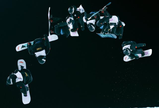 (251205) -- BEIJING, Dec. 5, 2025 (Xinhua) -- This multiple exposure photo shows Ge Chunyu of China competing during the men's big air qualification at the FIS Snowboard World Cup in Beijing, China, Dec. 5, 2025. (Xinhua/Zhang Chenlin)