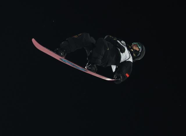 (251205) -- BEIJING, Dec. 5, 2025 (Xinhua) -- Yang Wenlong of China competes during the men's big air qualification at the FIS Snowboard World Cup in Beijing, China, Dec. 5, 2025. (Xinhua/Zhang Chenlin)