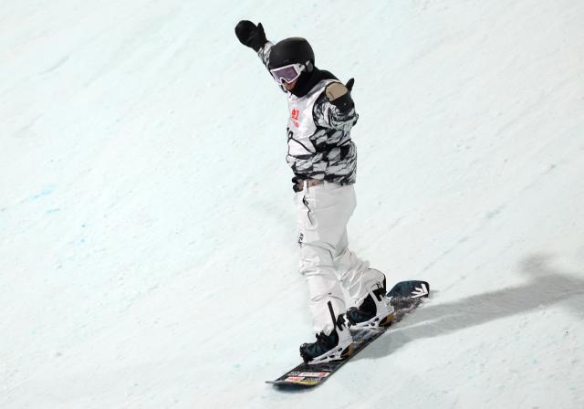 (251205) -- BEIJING, Dec. 5, 2025 (Xinhua) -- Kimura Kira of Japan competes during the men's big air qualification at the FIS Snowboard World Cup in Beijing, China, Dec. 5, 2025. (Xinhua/Zhang Chenlin)