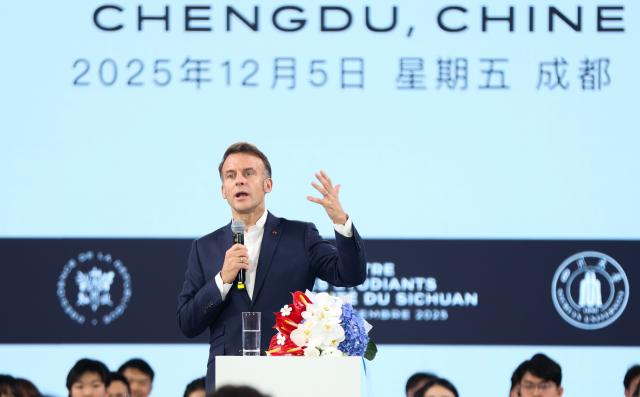 (251205) -- CHENGDU, Dec. 5, 2025 (Xinhua) -- French President Emmanuel Macron visits Sichuan University in Chengdu, southwest China's Sichuan Province, Dec. 5, 2025. (Photo by Liu Yuchen/Xinhua)