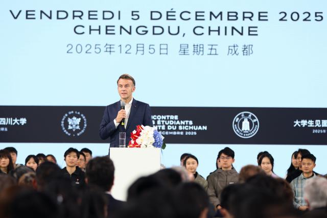 (251205) -- CHENGDU, Dec. 5, 2025 (Xinhua) -- French President Emmanuel Macron visits Sichuan University in Chengdu, southwest China's Sichuan Province, Dec. 5, 2025. (Photo by Liu Yuchen/Xinhua)