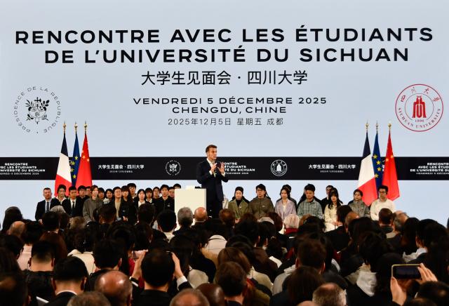 (251205) -- CHENGDU, Dec. 5, 2025 (Xinhua) -- French President Emmanuel Macron visits Sichuan University in Chengdu, southwest China's Sichuan Province, Dec. 5, 2025. (Xinhua/Kang Jinqian)