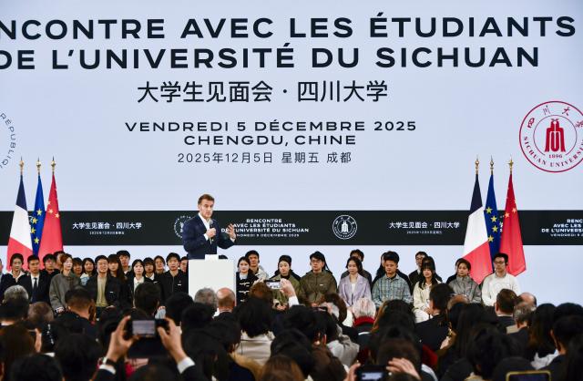 (251205) -- CHENGDU, Dec. 5, 2025 (Xinhua) -- French President Emmanuel Macron visits Sichuan University in Chengdu, southwest China's Sichuan Province, Dec. 5, 2025. (Xinhua/Kang Jinqian)
