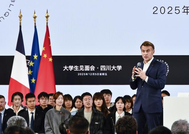(251205) -- CHENGDU, Dec. 5, 2025 (Xinhua) -- French President Emmanuel Macron visits Sichuan University in Chengdu, southwest China's Sichuan Province, Dec. 5, 2025. (Xinhua/Kang Jinqian)