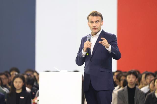 (251205) -- CHENGDU, Dec. 5, 2025 (Xinhua) -- French President Emmanuel Macron visits Sichuan University in Chengdu, southwest China's Sichuan Province, Dec. 5, 2025. (Photo by Liu Yuchen/Xinhua)
