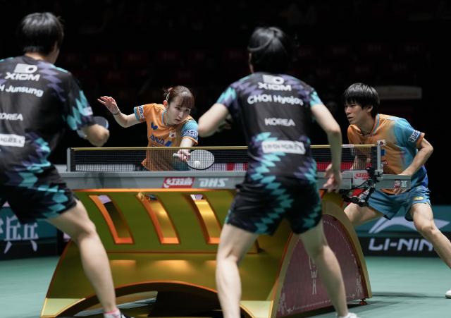 (251205) -- BEIJING, Dec. 5, 2025 (Xinhua) -- Hayata Hina (2nd L)/Togami Shunsuke (1st R) of Japan compete in the mixed doubles match against Choi Hyojoo/Oh Junsung of South Korea during the stage 2 group match between South Korea and Japan at the ITTF Mixed Team World Cup 2025 in Chengdu, southwest China's Sichuan Province, Dec. 5, 2025. (Xinhua/Wang Ying)