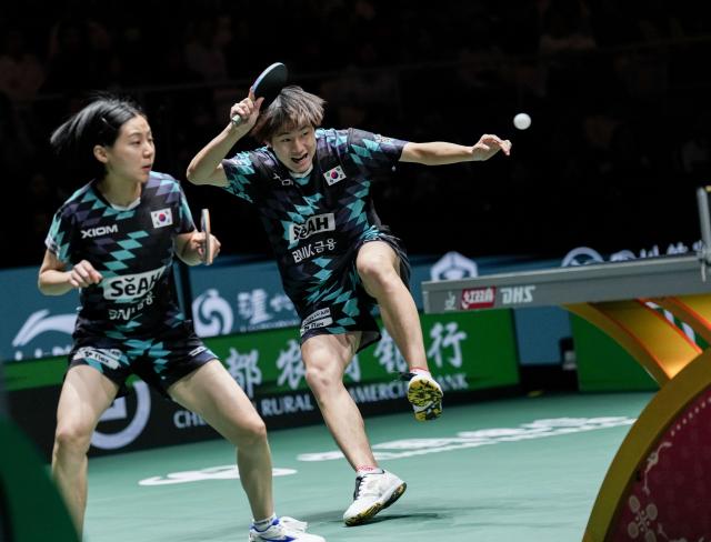 (251205) -- BEIJING, Dec. 5, 2025 (Xinhua) -- Choi Hyojoo (L)/Oh Junsung of South Korea compete in the mixed doubles match against Hayata Hina/Togami Shunsuke of Japan during the stage 2 group match between South Korea and Japan at the ITTF Mixed Team World Cup 2025 in Chengdu, southwest China's Sichuan Province, Dec. 5, 2025. (Xinhua/Wang Ying)