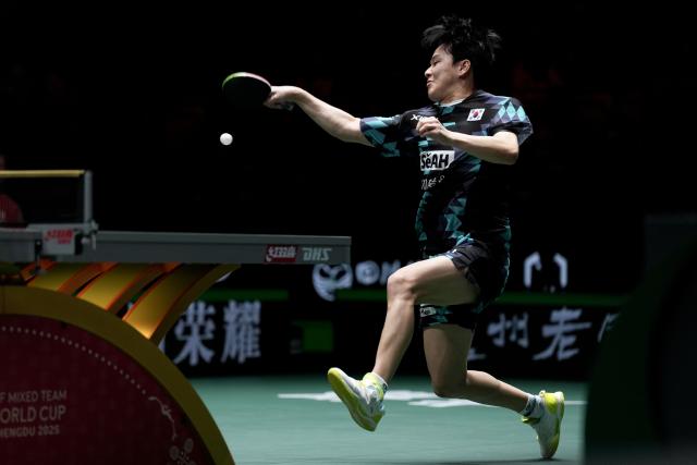 (251205) -- BEIJING, Dec. 5, 2025 (Xinhua) -- An Jaehyun of South Korea competes in the men's singles match against Matsushima Sora of Japan during the stage 2 group match between South Korea and Japan at the ITTF Mixed Team World Cup 2025 in Chengdu, southwest China's Sichuan Province, Dec. 5, 2025. (Xinhua/Wang Ying)
