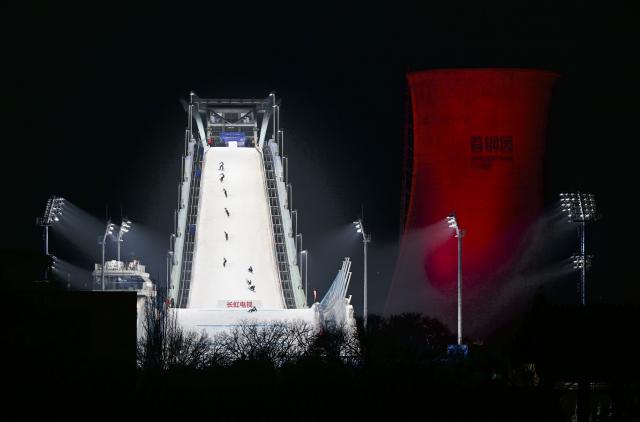 (251205) -- BEIJING, Dec. 5, 2025 (Xinhua) -- This multiple exposure photo shows an athlete practising before the men's big air qualification at the FIS Snowboard World Cup in Beijing, China, Dec. 5, 2025. (Xinhua/Tao Xiyi)