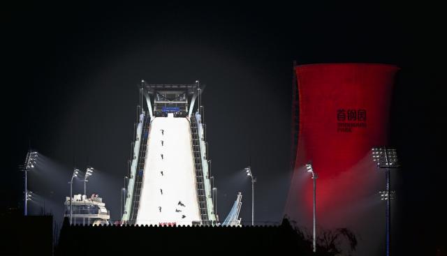 (251205) -- BEIJING, Dec. 5, 2025 (Xinhua) -- This multiple exposure photo shows an athlete practising before the men's big air qualification at the FIS Snowboard World Cup in Beijing, China, Dec. 5, 2025. (Xinhua/Tao Xiyi)