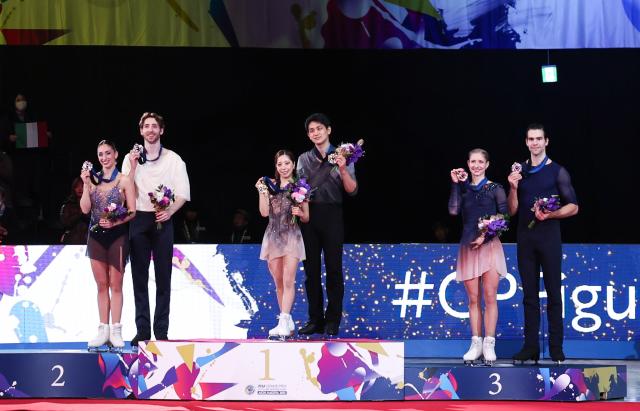 (251205) -- NAGOYA, Dec. 5, 2025 (Xinhua) -- Gold medalists Miura Riku (3rd L)/Kihara Ryuichi (3rd R) of Japan, silver medalists Sara Conti (1st L)/Niccolo Macii (2nd L) of Italy and bronze medalists Minerva Fabienne Hase (2nd R)/Nikita Volodin of Germany pose during the awarding ceremony for the pair skating at ISU Grand Prix of Figure Skating Final 2025 in Nagoya, Japan, Dec. 5, 2025. (Xinhua/Yue Chenxing)