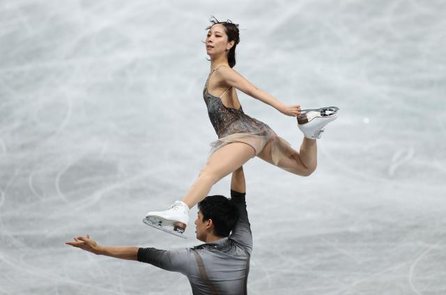 (251205) -- NAGOYA, Dec. 5, 2025 (Xinhua) -- Miura Riku (top)/Kihara Ryuichi of Japan compete during the pair skating free skating at ISU Grand Prix of Figure Skating Final 2025 in Nagoya, Japan, Dec. 5, 2025. (Xinhua/Yue Chenxing)