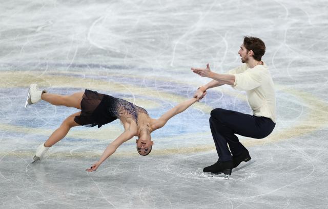 (251205) -- NAGOYA, Dec. 5, 2025 (Xinhua) -- Sara Conti (L)/Niccolo Macii of Italy compete during the pair skating free skating at ISU Grand Prix of Figure Skating Final 2025 in Nagoya, Japan, Dec. 5, 2025. (Xinhua/Yue Chenxing)