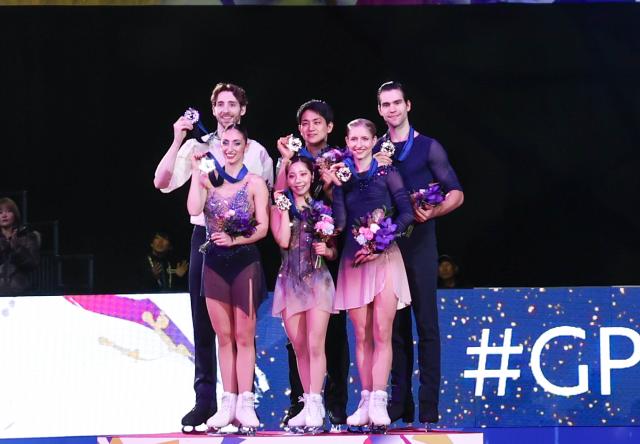 (251205) -- NAGOYA, Dec. 5, 2025 (Xinhua) -- Gold medalists Miura Riku (front C)/Kihara Ryuichi (back C) of Japan, silver medalists Sara Conti (front L)/Niccolo Macii (back L) of Italy and bronze medalists Minerva Fabienne Hase (front R)/Nikita Volodin of Germany pose during the awarding ceremony for the pair skating at ISU Grand Prix of Figure Skating Final 2025 in Nagoya, Japan, Dec. 5, 2025. (Xinhua/Yue Chenxing)