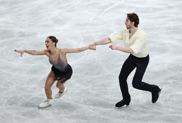 (251205) -- NAGOYA, Dec. 5, 2025 (Xinhua) -- Sara Conti (L)/Niccolo Macii of Italy compete during the pair skating free skating at ISU Grand Prix of Figure Skating Final 2025 in Nagoya, Japan, Dec. 5, 2025. (Xinhua/Yue Chenxing)
