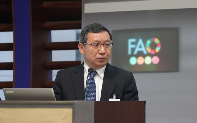 (251205) -- ROME, Dec. 5, 2025 (Xinhua) -- Zhang Ganlin delivers a speech during the official World Soil Day celebration at the FAO headquarters in Rome, Italy, Dec. 5, 2025. Zhang Ganlin, a researcher at the Institute of Soil Science under the Chinese Academy of Sciences, received the 2025 Glinka World Soil Prize on Friday at the World Soil Day celebration held at the headquarters of the Food and Agriculture Organization of the United Nations (FAO) in Rome. (Xinhua/Ren Yaoting)