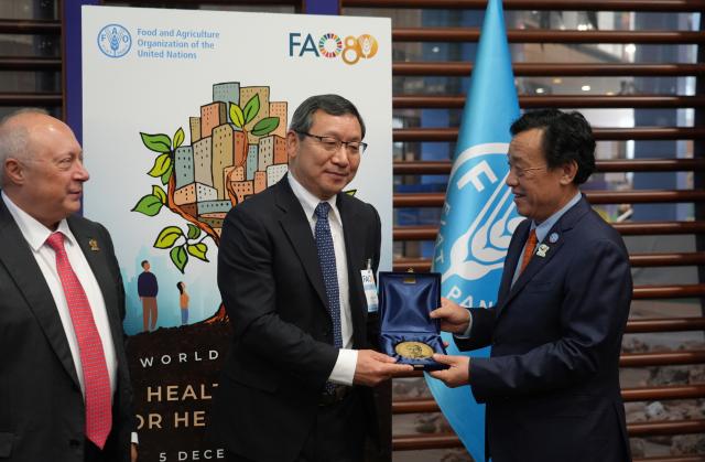 (251205) -- ROME, Dec. 5, 2025 (Xinhua) -- FAO Director-General Qu Dongyu (R) presents the 2025 Glinka World Soil Prize medal to Zhang Ganlin (C) during the World Soil Day celebration at the FAO headquarters in Rome, Italy, Dec. 5, 2025.(Xinhua/Ren Yaoting) Zhang Ganlin, a researcher at the Institute of Soil Science under the Chinese Academy of Sciences, received the 2025 Glinka World Soil Prize on Friday at the World Soil Day celebration held at the headquarters of the Food and Agriculture Organization of the United Nations (FAO) in Rome. (Xinhua/Ren Yaoting)