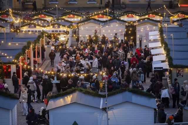 (251205) -- HELSINKI, Dec. 5, 2025 (Xinhua) -- People visit Helsinki Christmas Market in Helsinki, Finland, on Dec. 5, 2025. Held in Senate Square in the heart of the city, the Helsinki Christmas Market is a historic outdoor Christmas fair that attracts large numbers of visitors every year. This year's Market is open from Nov. 28 to Dec. 22. (Photo by Matti Matikainen/Xinhua)