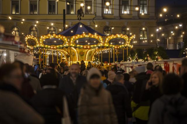 (251205) -- HELSINKI, Dec. 5, 2025 (Xinhua) -- People visit Helsinki Christmas Market in Helsinki, Finland, on Dec. 5, 2025. Held in Senate Square in the heart of the city, the Helsinki Christmas Market is a historic outdoor Christmas fair that attracts large numbers of visitors every year. This year's Market is open from Nov. 28 to Dec. 22. (Photo by Matti Matikainen/Xinhua)
