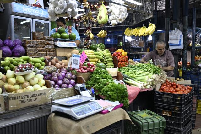 (251205) -- CARACAS, Dec. 5, 2025 (Xinhua) -- This photo taken on Dec. 5, 2025 shows a scene of the Quinta Crespo Market, which is one of the city's famous and traditional municipal markets, in Caracas, Venezuela. (Xinhua/Li Muzi)