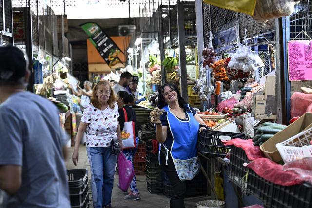 (251205) -- CARACAS, Dec. 5, 2025 (Xinhua) -- This photo taken on Dec. 5, 2025 shows a scene of the Quinta Crespo Market, which is one of the city's famous and traditional municipal markets, in Caracas, Venezuela. (Xinhua/Li Muzi)