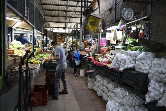 (251205) -- CARACAS, Dec. 5, 2025 (Xinhua) -- This photo taken on Dec. 5, 2025 shows a scene of the Quinta Crespo Market, which is one of the city's famous and traditional municipal markets, in Caracas, Venezuela. (Xinhua/Li Muzi)