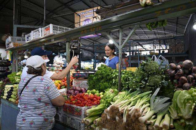 (251205) -- CARACAS, Dec. 5, 2025 (Xinhua) -- Customers buy vegetable at Quinta Crespo Market, which is one of the city's famous and traditional municipal markets, in Caracas, Venezuela, Dec. 5, 2025. (Xinhua/Li Muzi)
