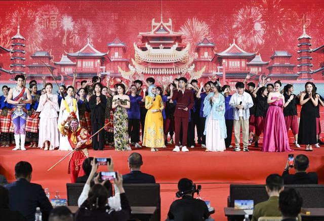 (251206) -- PUTRAJAYA, Dec. 6, 2025 (Xinhua) -- People pose for group photos during the China-Malaysia Spring Festival Gala held in Putrajaya, Malaysia, Dec. 5, 2025. TO GO WITH "China-Malaysia Spring Festival gala kicks off, highlighting friendship, commonality " (Xinhua/Cheng Yiheng)