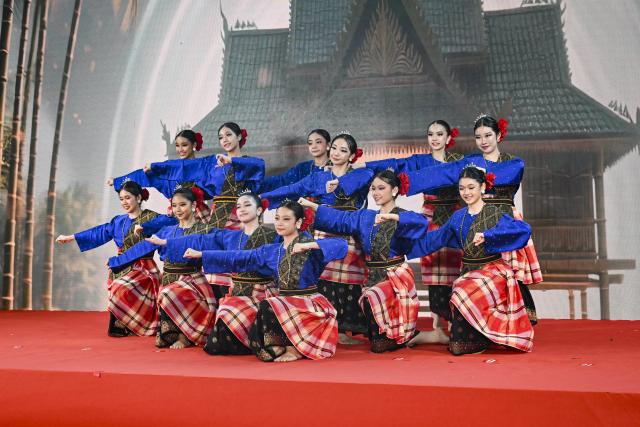 (251206) -- PUTRAJAYA, Dec. 6, 2025 (Xinhua) -- Dancers perform during the China-Malaysia Spring Festival Gala held in Putrajaya, Malaysia, Dec. 5, 2025. TO GO WITH "China-Malaysia Spring Festival gala kicks off, highlighting friendship, commonality " (Xinhua/Cheng Yiheng)