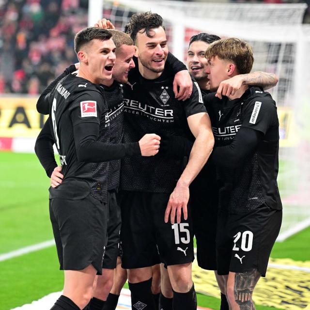 (251206) -- MAINZ, Dec. 6, 2025 (Xinhua) -- Players of Borussia Moenchengladbach celebrate scoring during the German first division Bundesliga football match between FSV Mainz 05 and Borussia Moenchengladbach in Mainz, Germany, Dec. 5, 2025. (Photo by Ulrich Hufnagel/Xinhua)