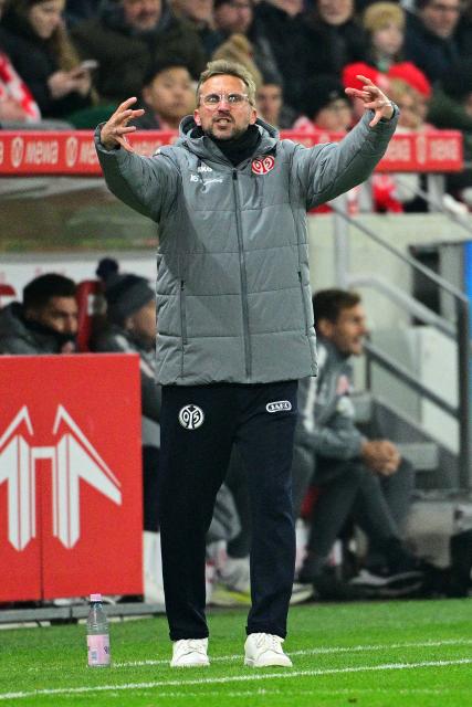 (251206) -- MAINZ, Dec. 6, 2025 (Xinhua) -- Benjamin Hoffmann, head coach of FSV Mainz 05, gestures during the German first division Bundesliga football match between FSV Mainz 05 and Borussia Moenchengladbach in Mainz, Germany, Dec. 5, 2025. (Photo by Ulrich Hufnagel/Xinhua)