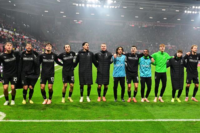 (251206) -- MAINZ, Dec. 6, 2025 (Xinhua) -- Players of Borussia Moenchengladbach celebrate victory after the German first division Bundesliga football match between FSV Mainz 05 and Borussia Moenchengladbach in Mainz, Germany, Dec. 5, 2025. (Photo by Ulrich Hufnagel/Xinhua)