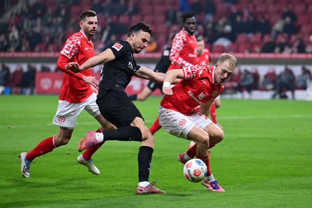 (251206) -- MAINZ, Dec. 6, 2025 (Xinhua) -- Andreas Hanche-Olsen (R) of FSV Mainz 05 vies with Haris Tabakovic (C) of Borussia Moenchengladbach during the German first division Bundesliga football match between FSV Mainz 05 and Borussia Moenchengladbach in Mainz, Germany, Dec. 5, 2025. (Photo by Ulrich Hufnagel/Xinhua)