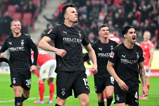 (251206) -- MAINZ, Dec. 6, 2025 (Xinhua) -- Players of Borussia Moenchengladbach celebrate scoring during the German first division Bundesliga football match between FSV Mainz 05 and Borussia Moenchengladbach in Mainz, Germany, Dec. 5, 2025. (Photo by Ulrich Hufnagel/Xinhua)