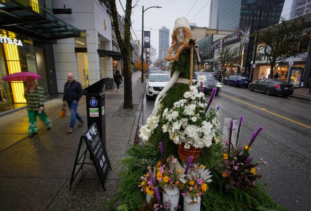 (251206) -- VANCOUVER, Dec. 6, 2025 (Xinhua) -- A floral mannequin is displayed on the street during the Fleurs de Villes NOËL event in Vancouver, British Columbia, Canada, on Dec. 5, 2025. Featuring 30 stunning floral installations created by local floral artists to celebrate the holiday season, this annual event exhibition kicked off here on Friday and will run until December 14. (Photo by Liang Sen/Xinhua)