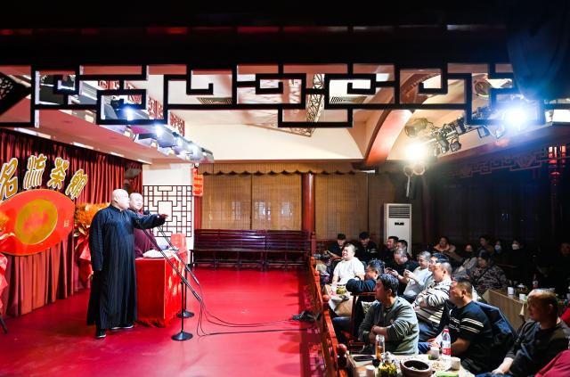 (251206) -- TIANJIN, Dec. 6, 2025 (Xinhua) -- People watch Xiangsheng, or crosstalk comedy, at a tea house in north China's Tianjin, Dec. 5, 2025. Crosstalk comedy is a popular form of entertainment for citizens in Tianjin. (Xinhua/Zhao Zishuo)